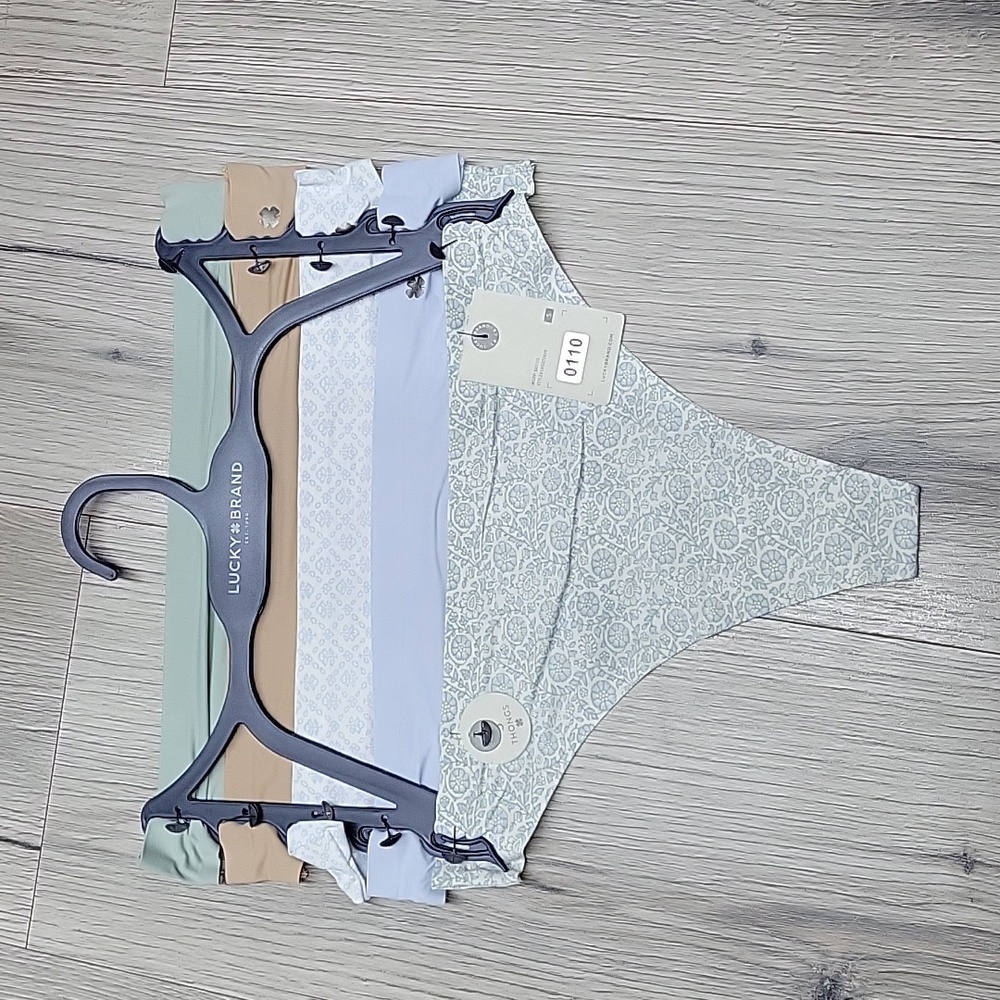 LUCKY BRAND THONGS.